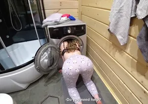 Nện em kế đang chổng mông kẹt ở máy giặt